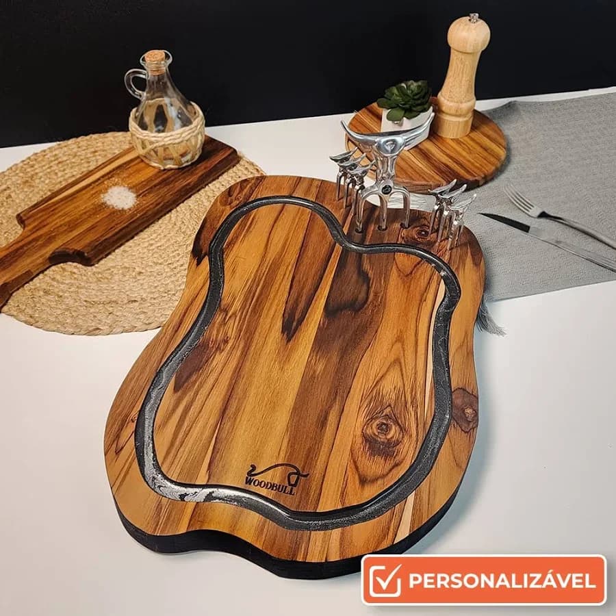 Tábua artesanal produzida em madeira selecionada com acabamento elegante.